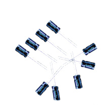 Condensateur électrolytique en aluminium de taille miniature de 7mm 105c